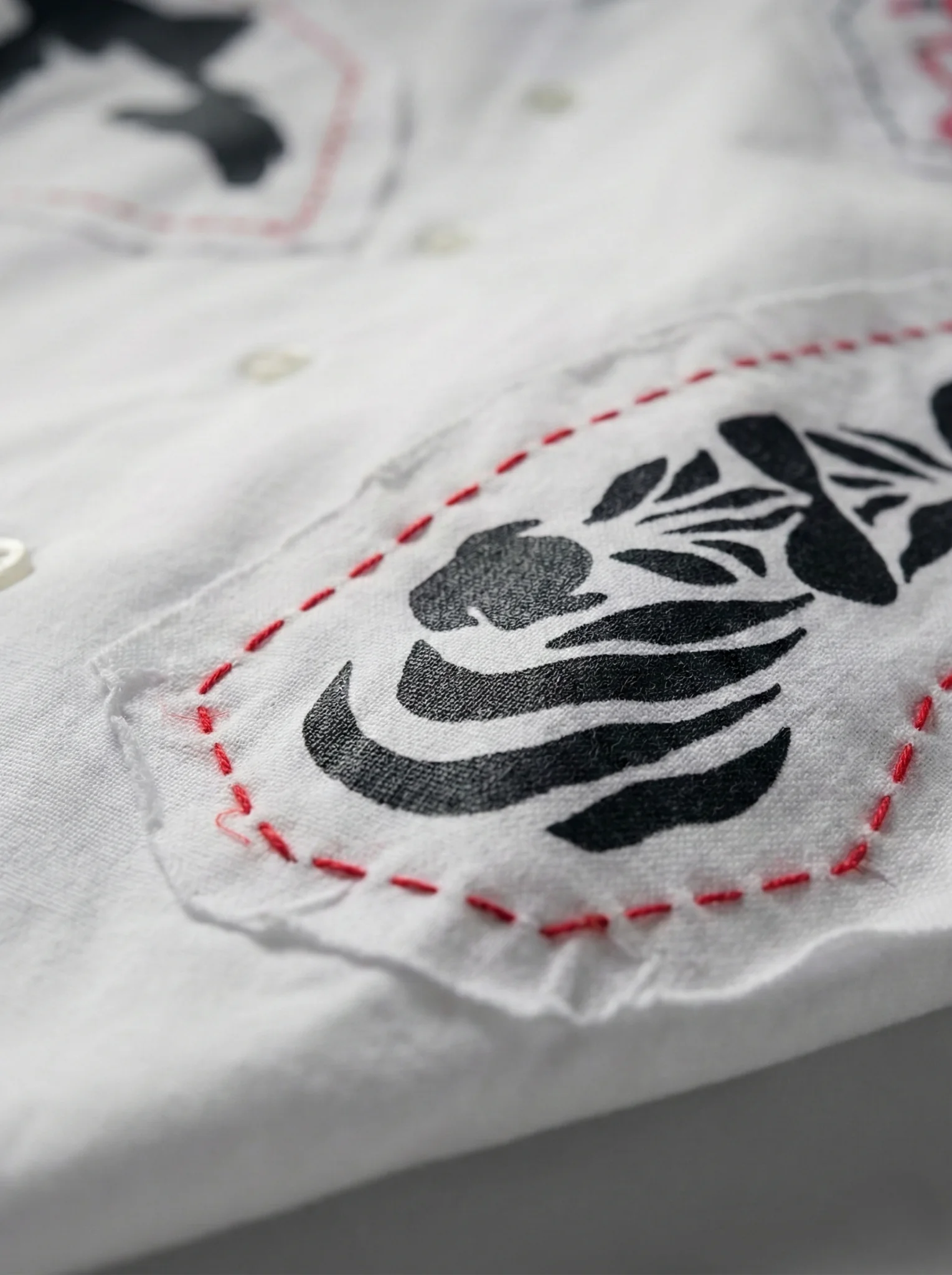 Le-Animal-Art-Cuban-Collar-Hand-Embroidered-and-Painted-Cotton-close